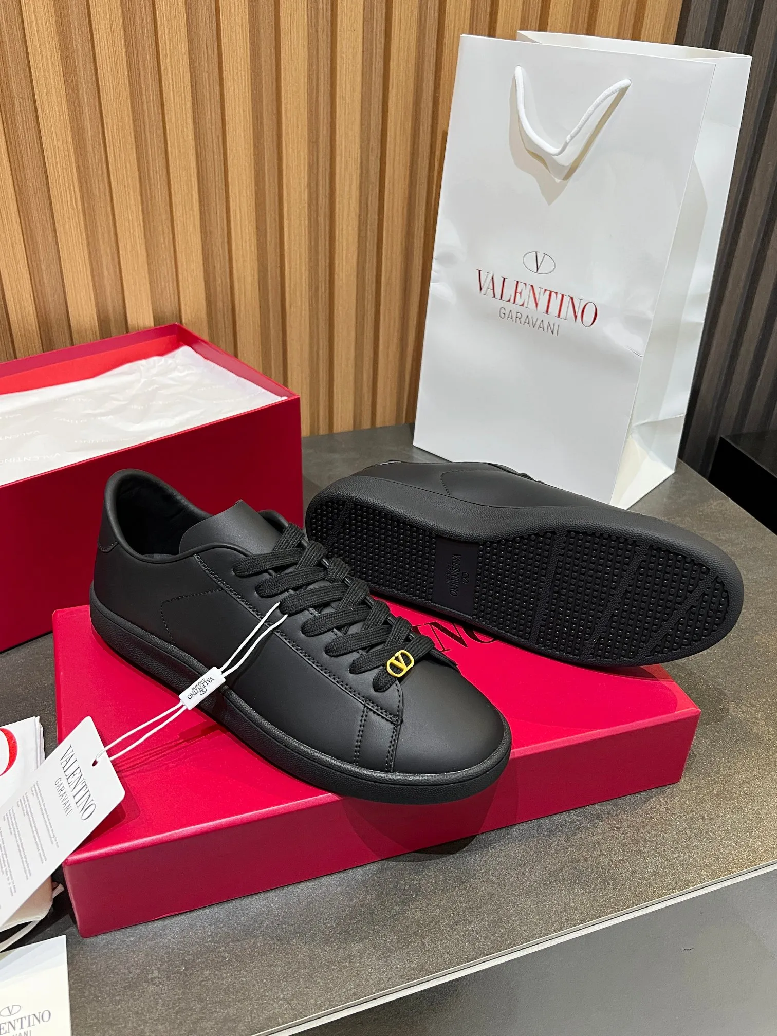 [Valentino] P: 640💰 Couple style, size: women 35-40▪️men 39-44 (45. Customized) Valentino VLTN casual shoes 2025 latest moral training shoes I can't put it down. Seiko details of cowhide sneakers, retro fashion, simple and advanced, casual matching. 1:1 restoration! Top luxury masterpiece, lace-up design, soft and comfortable imported calfskin brings excellent and elegant texture and excellent foot comfort. Top purchasing version upper: imported calfskin surface/original oil edge process + printing process. Inner lining: water-dyed cowhide lining. Outsole: original development 𝐓𝐏𝐔 two-color combination outsole. Packaging: full package with original configuration.